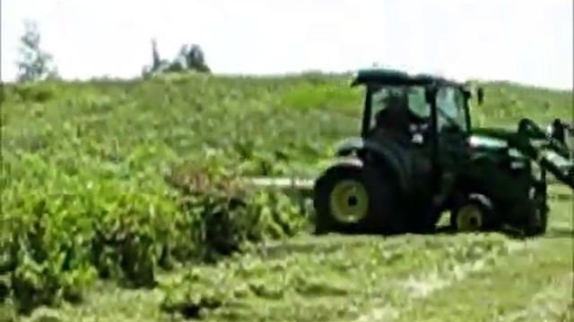 John Deere 4720 Compact Tractor Bush Hog смотреть онлайн