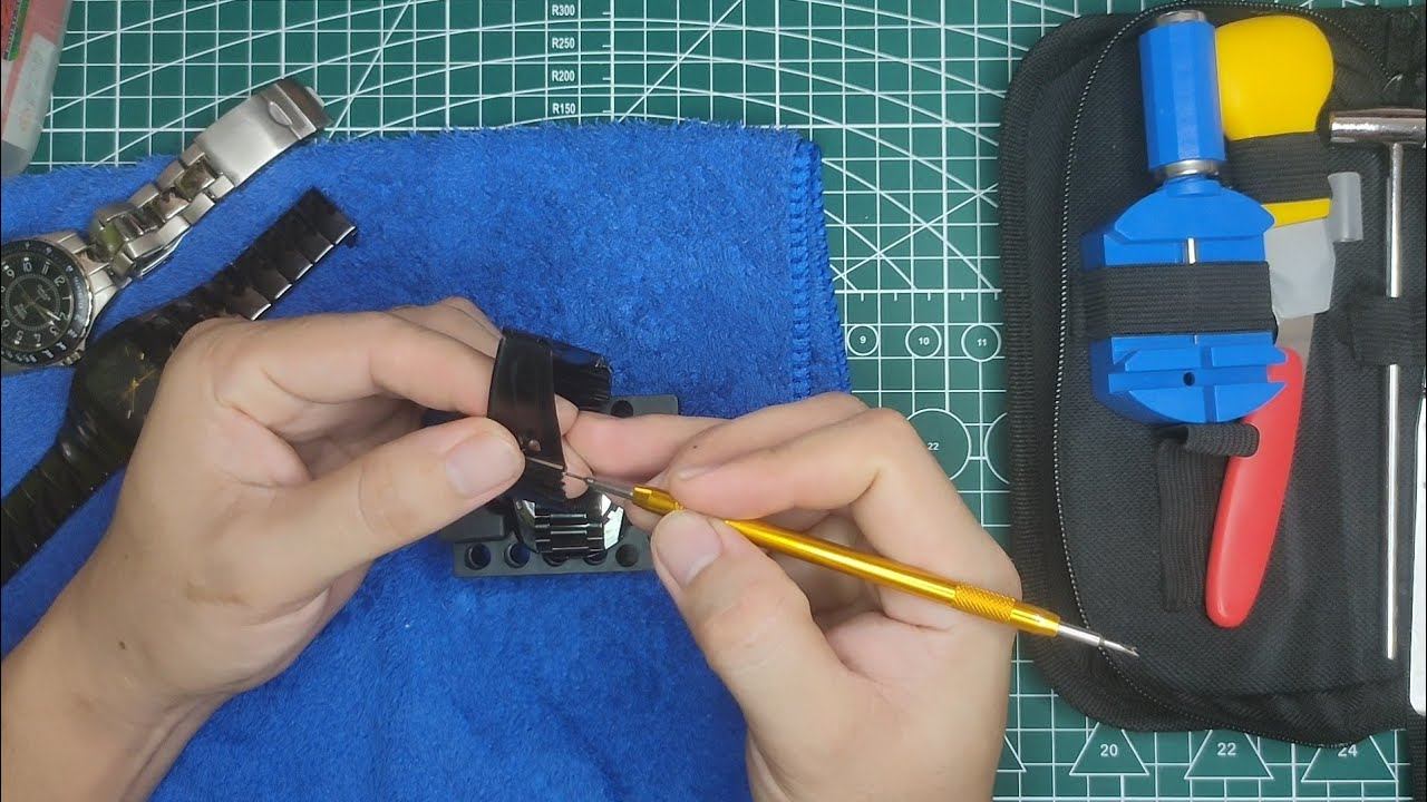 HOW TO CHANGE BATTERY OF MEMA WATCH смотреть онлайн