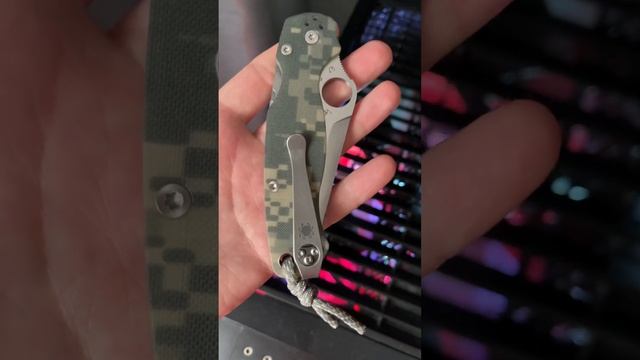 Spyderco Paramilitary 2 - Гравировка логотипа на титановой клипсе смотреть онлайн