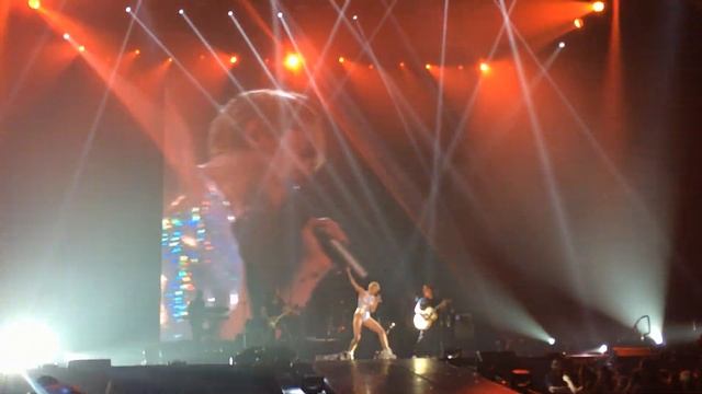 MILEY CYRUS - "BABY I'M GONNA LEAVE YOU" (LED ZEPPELIN COVER) - BANGERZ TOUR IN PUERTO RICO смотреть онлайн
