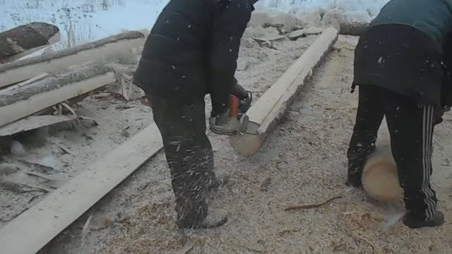 Видео как мы обрабатываем сосновые бревна и тут же собираем срубы из чистого зимнего леса смотреть онлайн