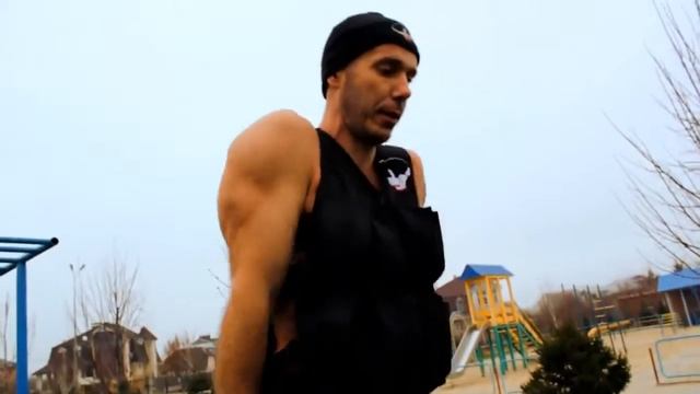 Street Workout Занятия с жилетом Качаем руки смотреть онлайн