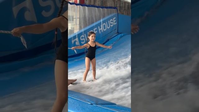 Когда очень хочется, но чуть-чуть страшно #серферы #серфинг #surfgirl #surfgirls #surfers #топ смотреть онлайн