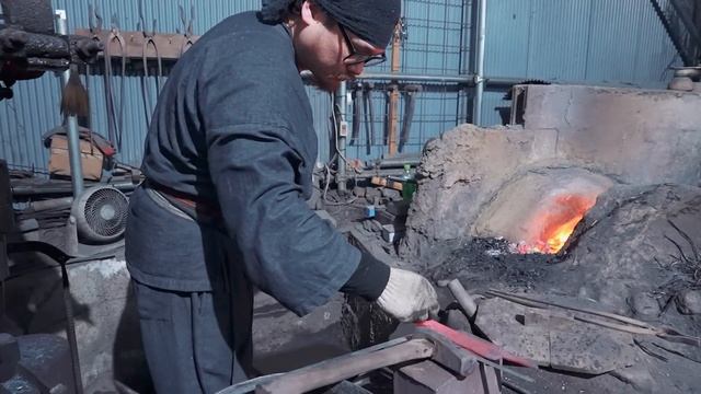 夫婦で作る。日本刀の材料「玉鋼」と、日本刀の製法で包丁を製作するプロセス。 смотреть онлайн