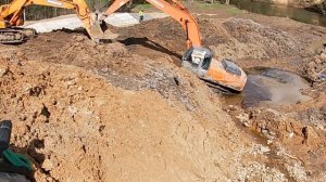 Грузовой эвакуатор. Достаем утонувший экскаватор, массой  33т  в Щелковском районе.