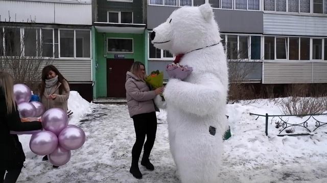 Два букета одной девушки! Девушка в шоке от подарка! Поздравление белый мишка смотреть онлайн