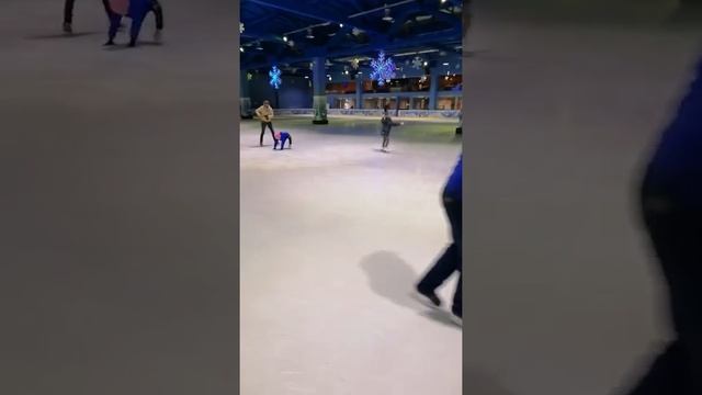 Первый раз на льду! Первое Катание.. смотреть онлайн