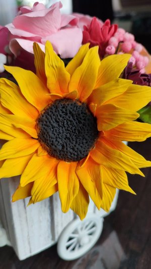 Урок по Работе в материале. Лепка подсолнуха из зефирной глины.