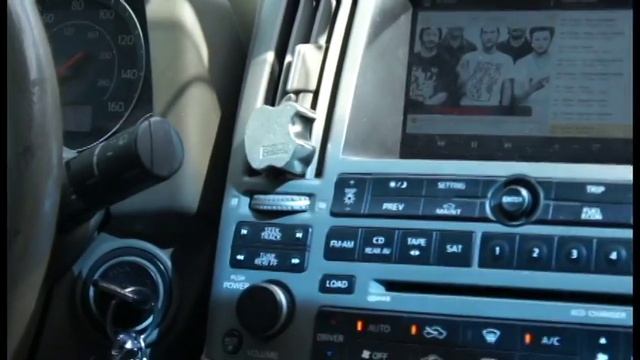 Infiniti FX35 интеграция планшета и перенос штатного монитора смотреть онлайн