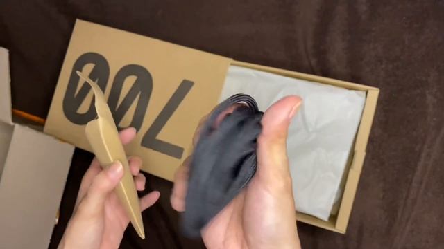 Unboxing Glow-in-the-dark Yeezy (KYANITE) | Adidas Yeezy 700 V3 смотреть онлайн