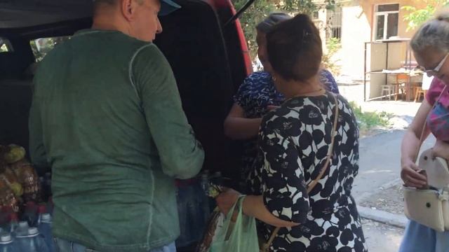 Раздаём гуманитарную помощь благодарным Мариупольцам. смотреть онлайн