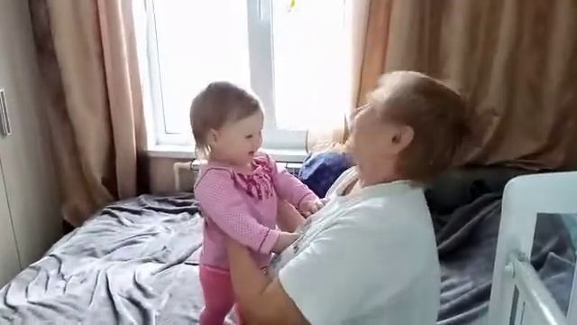 Игра внучки с бабушкой. смотреть онлайн