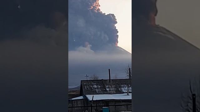 п.Ключи,бахнул вулкан #камчатка #ключи #пепел #безымянный #ключивскаясопка смотреть онлайн