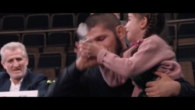 Хабиб сделал подарок маленькой фанатке | До слёз смотреть онлайн