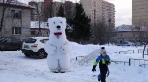 И чего он боится? Поздравление белого мишки