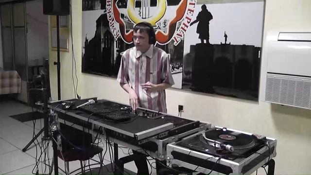 слепой диджей