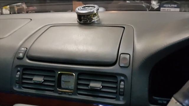Toyota Progres Устанавливаем планшет вместо штатного монитора смотреть онлайн