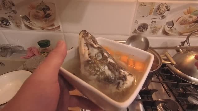 УХА ИЗ ЩУКИ ПО - ДОМАШНЕМУ. НАВАРИСТЫЙ, ПРОЗРАЧНЫЙ БУЛЬОН .. смотреть онлайн