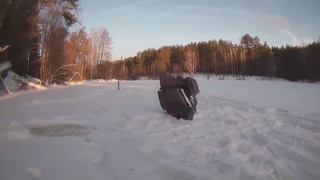 РЫБАЛКА В ЯНВАРЕ. ЛЕСНОЕ ОЗЕРО С ЖЕСТКИМ КОРЯЖНИКОМ + ПОДВОДНАЯ СЪЕМКА смотреть онлайн