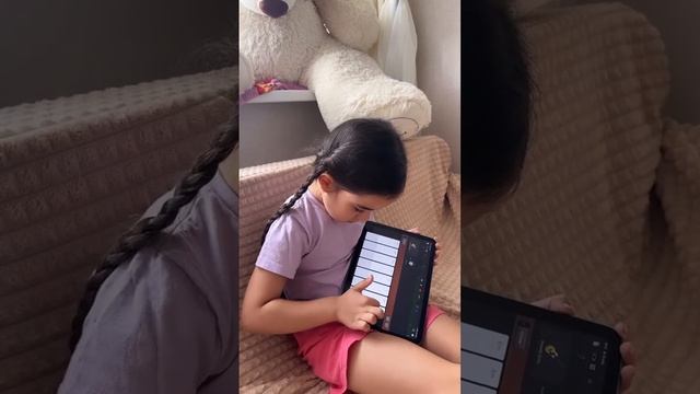 С самого раннего детства обожает сочинять песни❤️ А теперь еще и музыку #музыка #кавер #моника смотреть онлайн