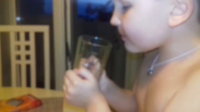 Челенж, пьем воду без рук!? Но с кулаками!!!??? смотреть онлайн