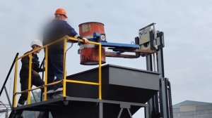 Загрузка шлама из бочек на сжигание