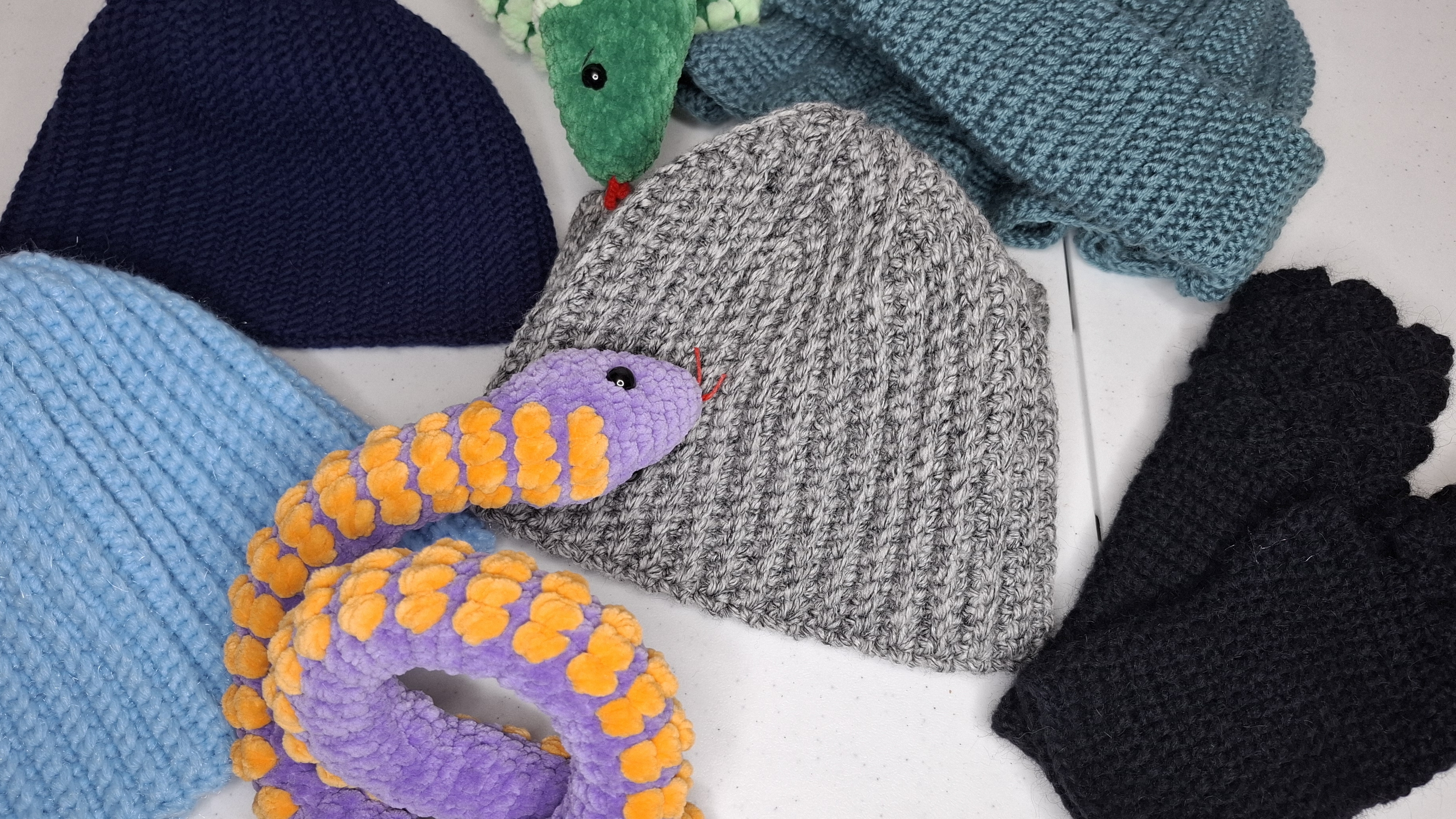 Интрига раскрыта. Шапки, митинки, манишки