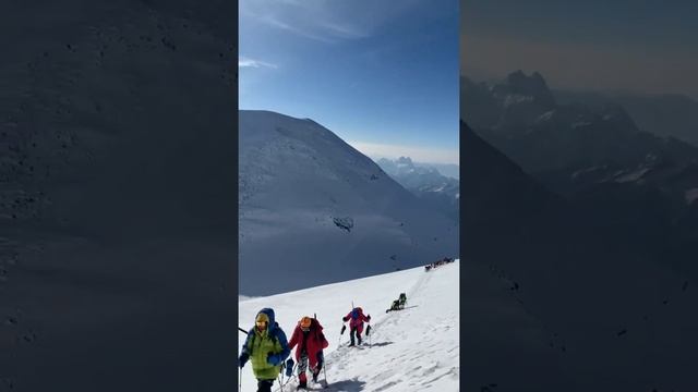 Группа Клуба 7 Вершин приближается к вершине Эльбруса смотреть онлайн