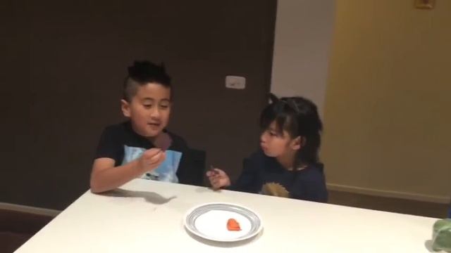 Santi and Amanda tries Veggie crisps смотреть онлайн