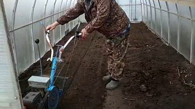 Мотоблок НЕВА. Вспашка теплицы 25 04 20 смотреть онлайн