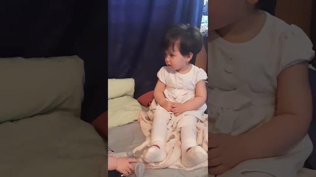 Сколька радости между сестричками. Азиза и Амина смотреть онлайн