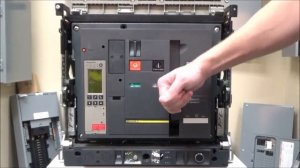 Зарядка замыкающей пружины: Руководство по автоматическим выключателям Masterpact NW/NT