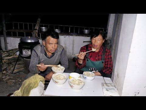 刚刨的新鲜白萝卜，阿凯家又包肉饺子了，老爸荣获美食评论家称号