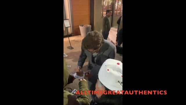 Pedro Pascal Signing Autographs in 2022 смотреть онлайн