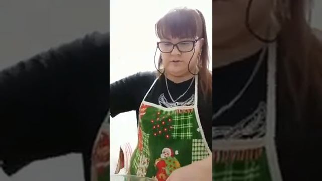 Специалист по работе с семьей, Насретдинова Альбина Маратовна колдует на своей кухне 😍 смотреть онлайн