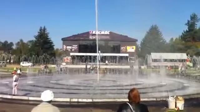 Наша новая площадь и наш новенький фонтанчик!)))) смотреть онлайн