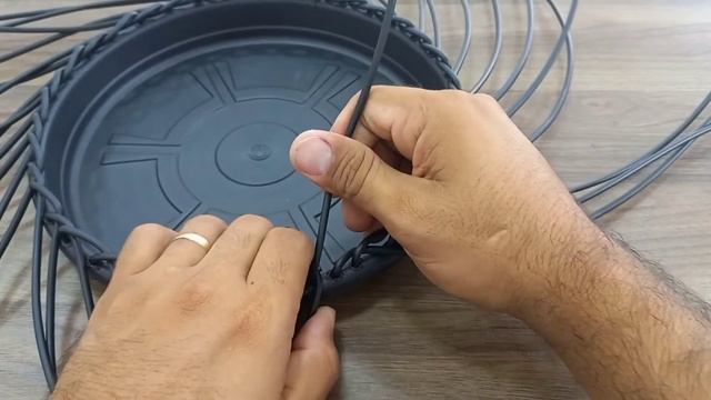 Como Decorar um Vaso em Fibra Sintética Com as Sobras de Material смотреть онлайн