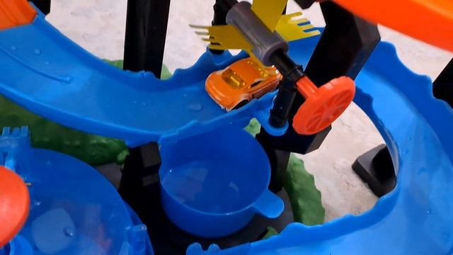 Ариша собирает автомойку Hot Wheels с крокодилом и играет в машинки смотреть онлайн
