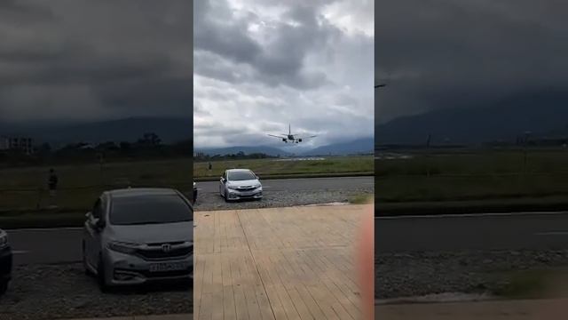 посадка огромного самолёта прямо над головами отдыхающих смотреть онлайн