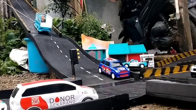 Insiden mengerikan BUS libas semua kendaraan yang ada di depan'nya | versi miniatur truk | смотреть онлайн