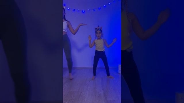 С мамой снимаем #тренды #трендыютуб #ooompaloopa #monicaajami #shortsvideo #shorts #funnyshorts смотреть онлайн