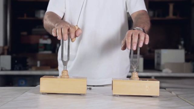 Akustik Rezonans - Acoustic Resonance two tuning forks oscillating at the same frequency смотреть онлайн