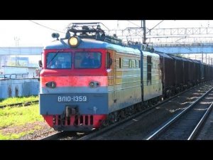 ВЛ10-1359 с грузовым поездом и приветливой бригадой следует через о.п. Новая Охта
