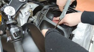 Обслуживание мотоцикла Honda CBR 600 f4. Замена топливного фильтра. Осмотр воздушных фильтров.