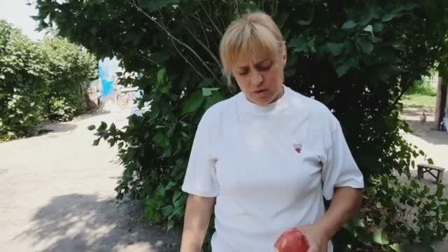 Летний салат витаминка. Готовлю на деревенском дворе. смотреть онлайн