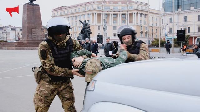 Во Владивостоке возвращают традицию смотров полиции на центральной площади смотреть онлайн