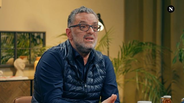Prej kamarierit në një prej kryesorëve të Gastronomisë: Intervista me Arbër Rozhajën смотреть онлайн