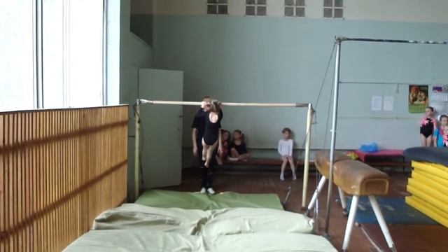 Вера выполняет вис на перекладине смотреть онлайн