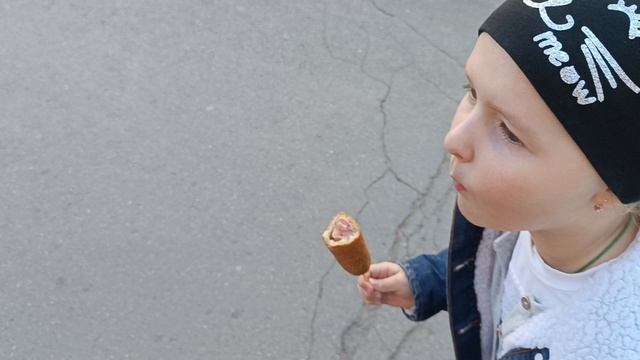 первоклашка домой шагает.