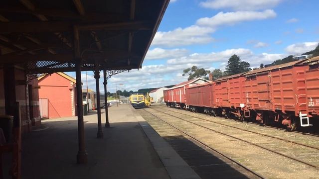 Derm arriving at Daylesford смотреть онлайн